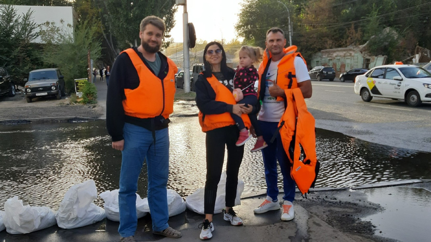 Экс-депутат раздавал спасательные жилеты у коммунального озера в Саратове