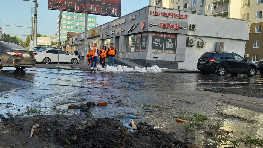 Экс-депутат раздавал спасательные жилеты у коммунального озера в Саратове