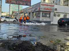 Экс-депутат раздавал спасательные жилеты у коммунального озера в Саратове