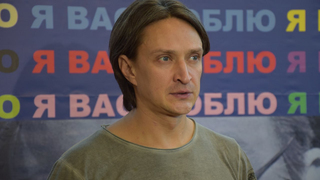 Мне будет стыдно: актер Юрий Чурсин рассказал о суде над мужским характером в спектакле Двое на качелях