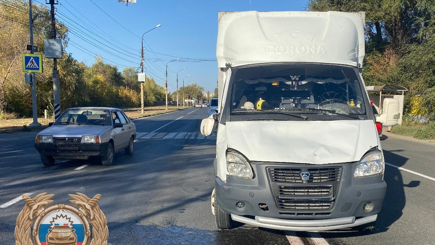 В Энгельсе грузовик сбил двух женщин на зебре