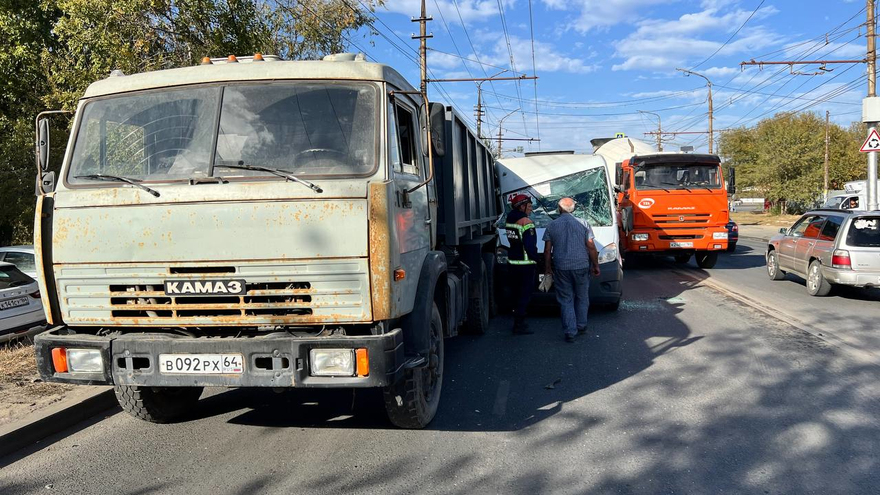 В Саратове маршрутка погнулась при ударе о КамАЗ: ранены пятеро