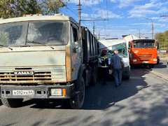 В Саратове маршрутка погнулась при ударе о КамАЗ: ранены пятеро