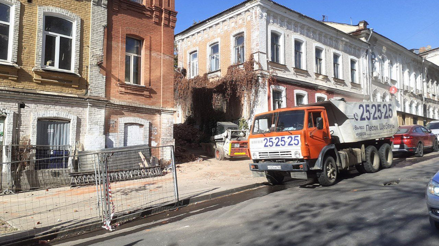 В Саратове началась реконструкция памятника Дом Гульдина: уже сняли кровлю и разобрали часть стен