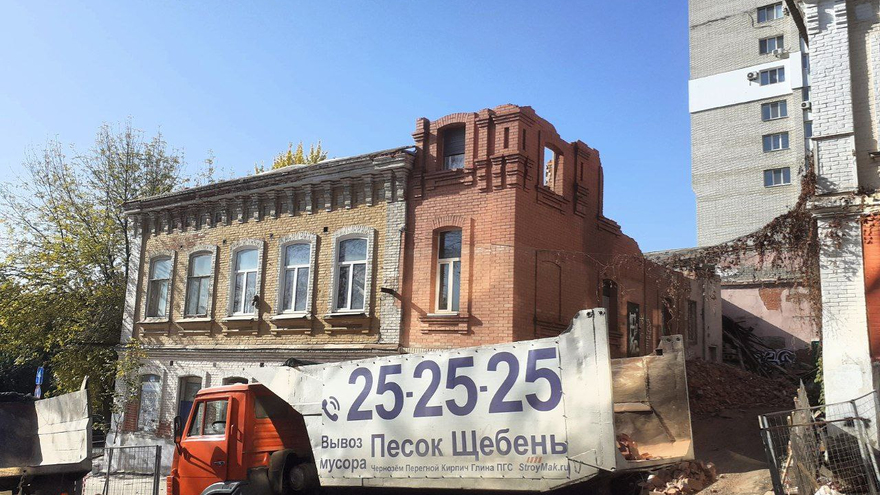 В Саратове началась реконструкция памятника Дом Гульдина: уже сняли кровлю и разобрали часть стен