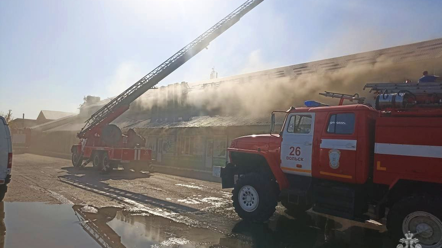 В Вольске загорелся двухэтажный магазин
