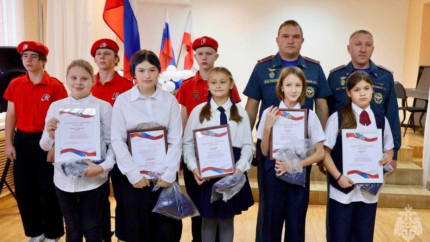 В Энгельсе наградили пятерых школьниц: они вывели пенсионерку из горящего дома