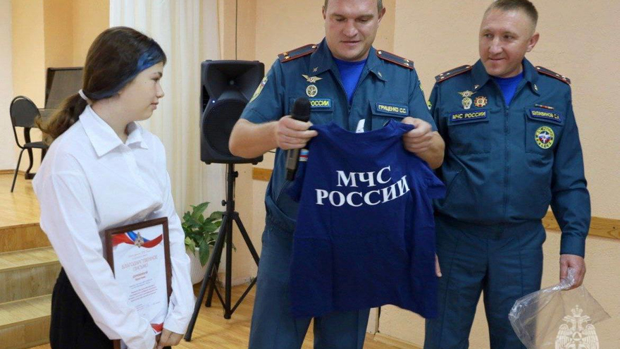 В Энгельсе наградили пятерых школьниц: они вывели пенсионерку из горящего дома