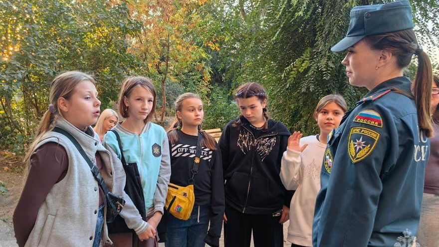 В Энгельсе наградили пятерых школьниц: они вывели пенсионерку из горящего дома