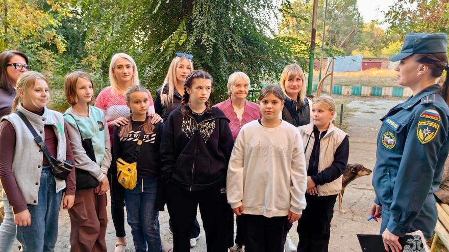 В Энгельсе наградили пятерых школьниц: они вывели пенсионерку из горящего дома