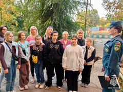 В Энгельсе наградили пятерых школьниц: они вывели пенсионерку из горящего дома