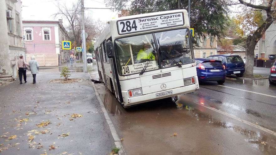 В центре Саратова автобус застрял в яме с водой