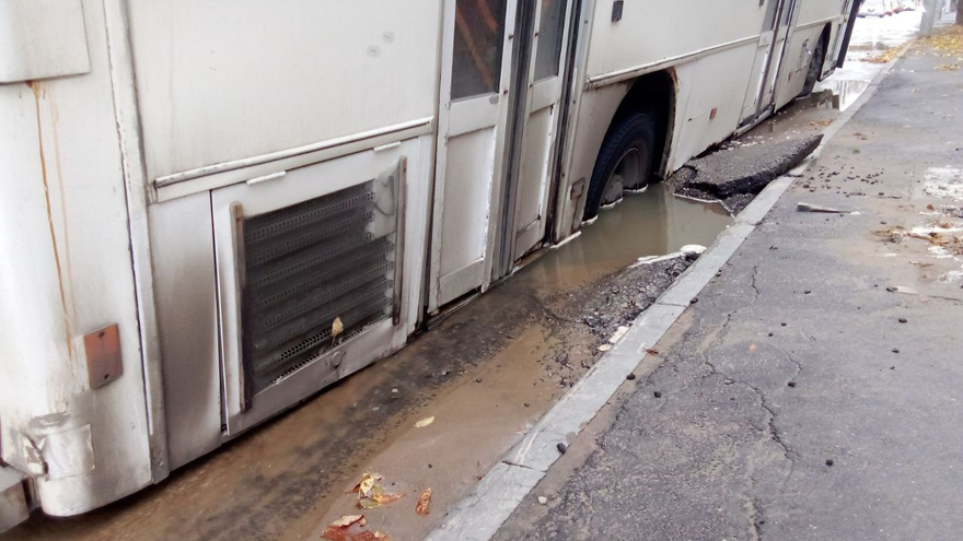 В центре Саратова автобус застрял в яме с водой