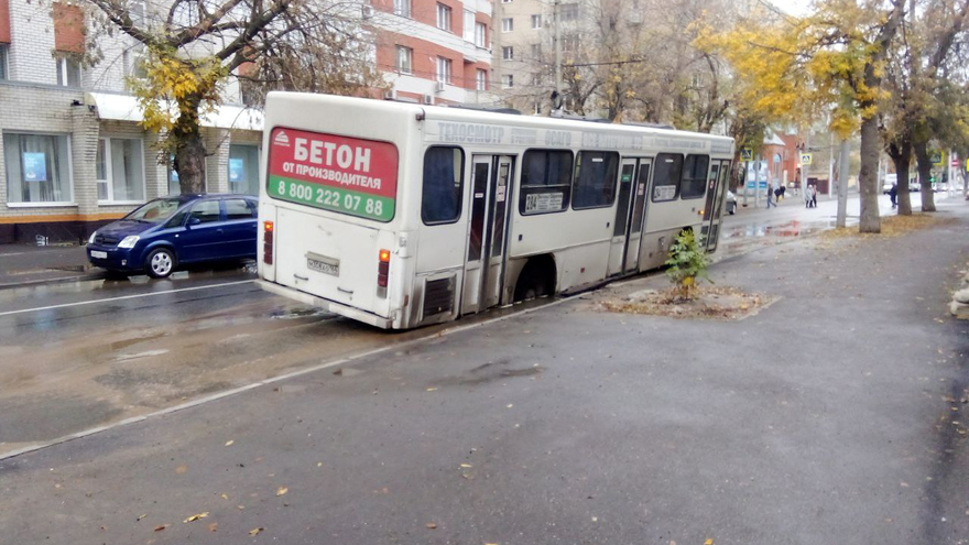 В центре Саратова автобус застрял в яме с водой