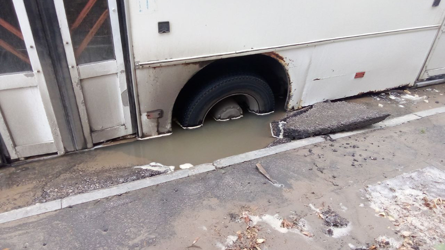 В центре Саратова автобус застрял в яме с водой