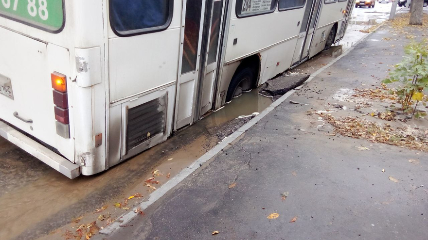 В центре Саратова автобус застрял в яме с водой