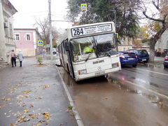 В центре Саратова автобус застрял в яме с водой