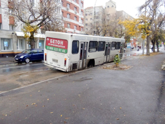 В центре Саратова автобус застрял в яме с водой
