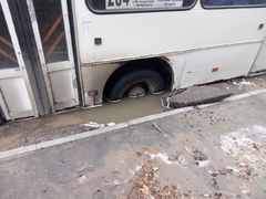 В центре Саратова автобус застрял в яме с водой