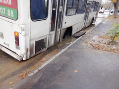 В центре Саратова автобус застрял в яме с водой