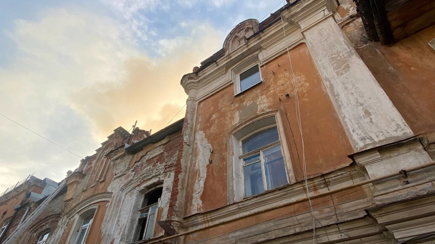 В центре Саратова за 60-70 млн рублей отреставрируют дом-памятник, который поджигали вандалы: в здании хотят открыть общепит