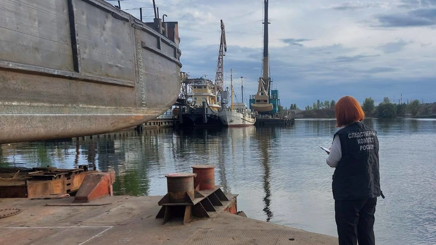 В Саратове баржа протаранила плавучий кран: возбуждено дело
