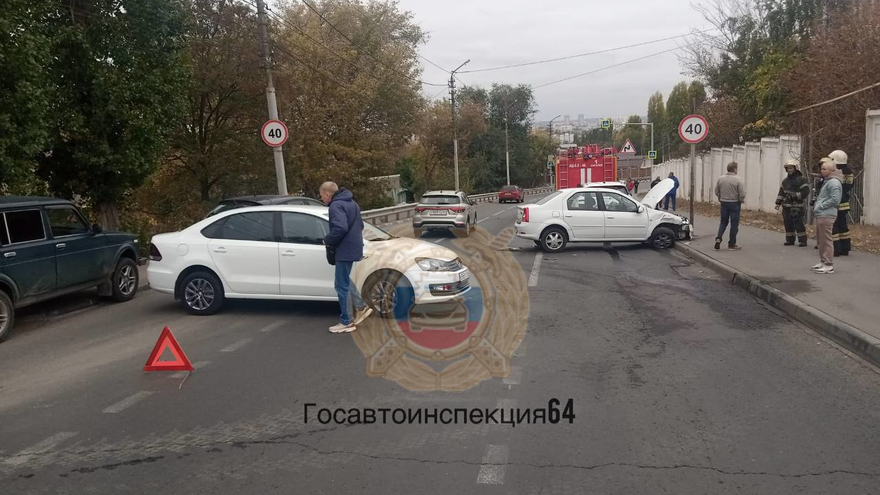 В Саратове столкнувшиеся легковушки перекрыли дорогу: пострадала девушка-водитель