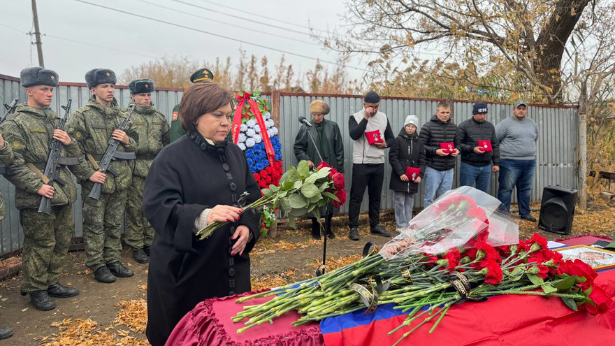 В Красном Куте похоронили погибшего на СВО солдата Антона Абрамова