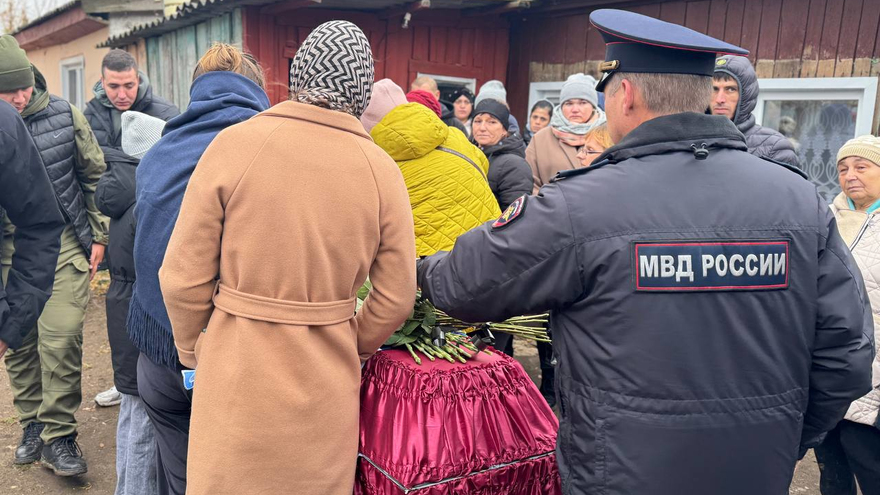 В Красном Куте похоронили погибшего на СВО солдата Антона Абрамова