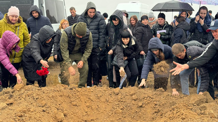 В Красном Куте похоронили погибшего на СВО солдата Антона Абрамова