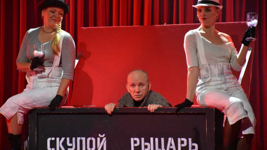 Под Драмы больше нет и Тополиный пух: ТЮЗ оживил Пушкина постановкой Маленькие трагедии