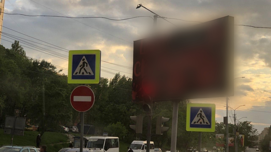 В Саратове создали комиссии для борьбы с незаконными рекламными конструкциями и ларьками