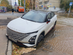 В центре Саратова под кроссовером провалился асфальт