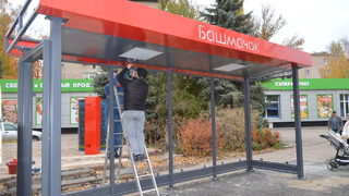 В Балакове монтируют остановки в новом дизайне