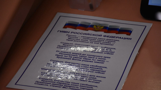 Заседание Саратовской областной думы начали с гимна РФ: депутатам раздали текст-шпаргалку