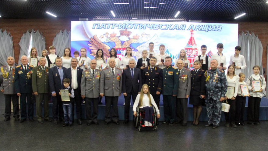 В Саратове подросткам-активистам вручили паспорта