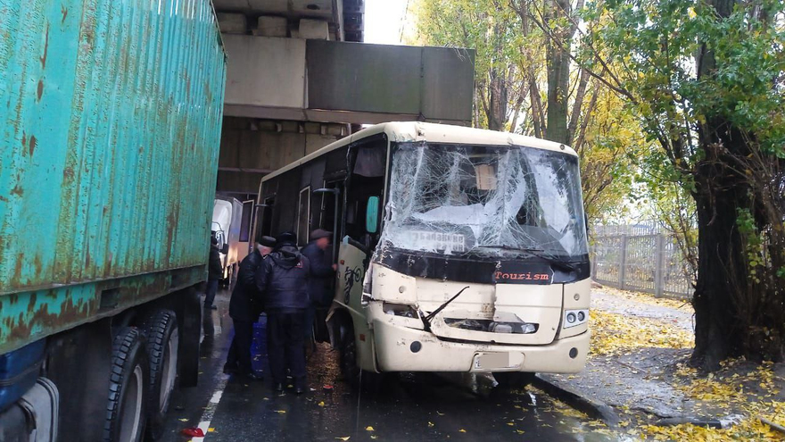 В Балакове столкнулись два КамАЗа, автобус и легковушка: пострадали семеро