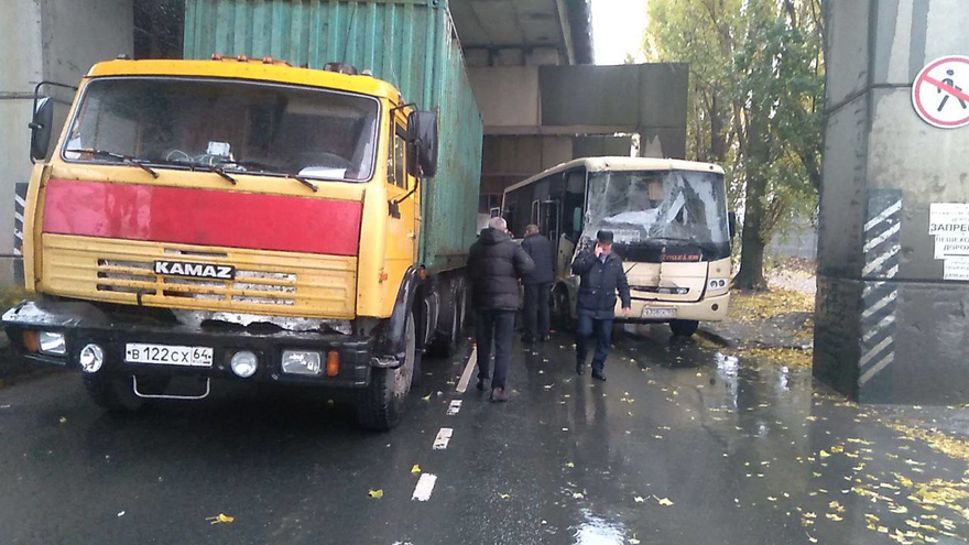 В Балакове столкнулись два КамАЗа, автобус и легковушка: пострадали семеро