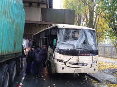 В Балакове столкнулись два КамАЗа, автобус и легковушка: пострадали семеро