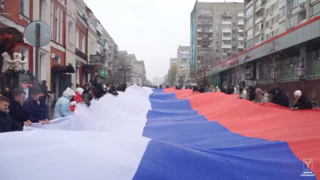 В центре Саратова развернули 80-метровый триколор (видео)
