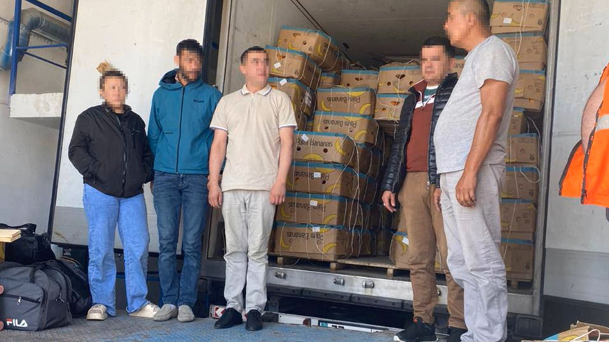 Грузовик с дынями и нелегалами на границе: водитель дождался суда