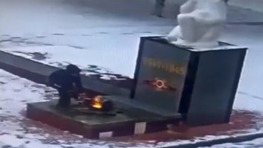 В Марксе полиция ищет ребенка, который сжег венок в Вечном огне