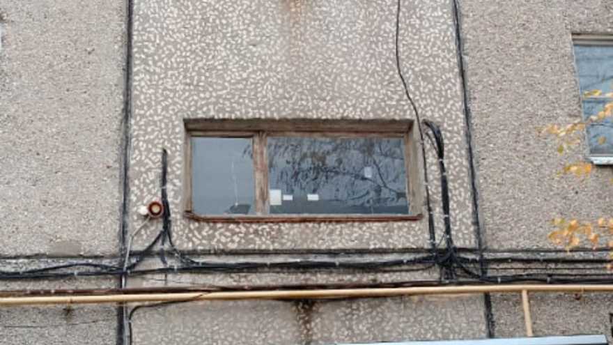 В Саратове заменили выбитые при атаке БПЛА стекла в доме
