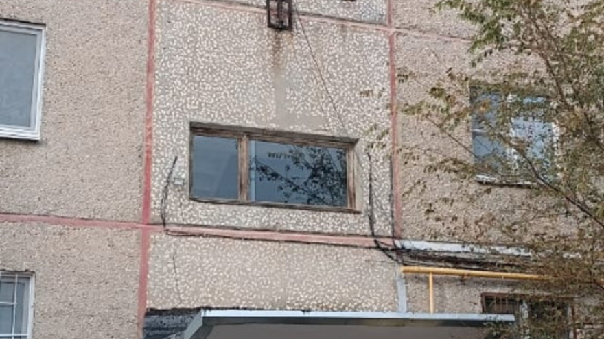 В Саратове заменили выбитые при атаке БПЛА стекла в доме