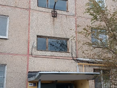 В Саратове заменили выбитые при атаке БПЛА стекла в доме