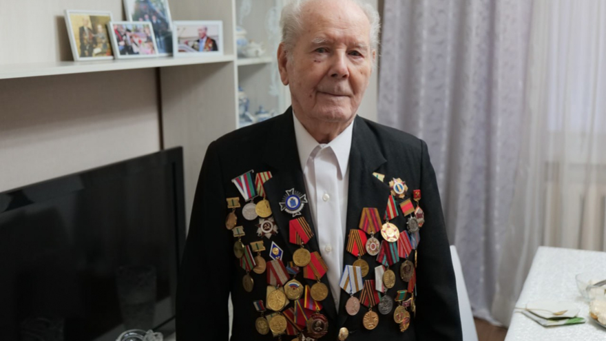 Саратовский ветеран Колчин отпраздновал 100-летие с губернатором