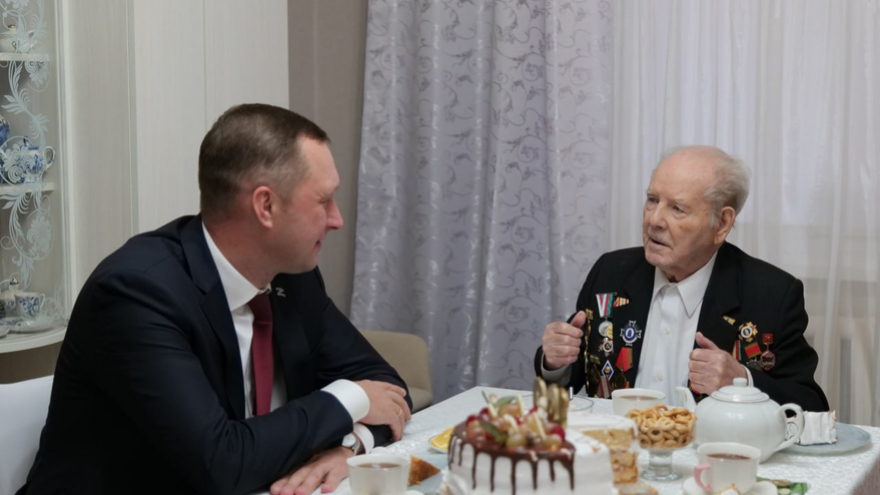 Саратовский ветеран Колчин отпраздновал 100-летие с губернатором