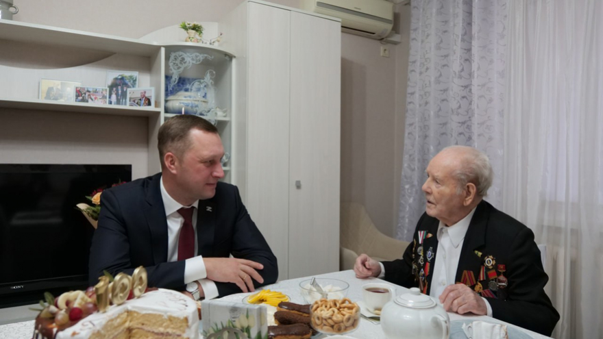 Саратовский ветеран Колчин отпраздновал 100-летие с губернатором