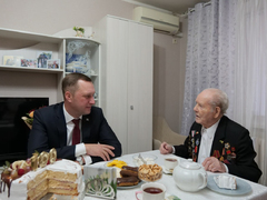 Саратовский ветеран Колчин отпраздновал 100-летие с губернатором