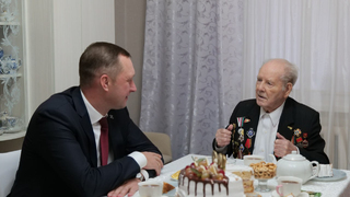 Саратовский ветеран Колчин отпраздновал 100-летие с губернатором